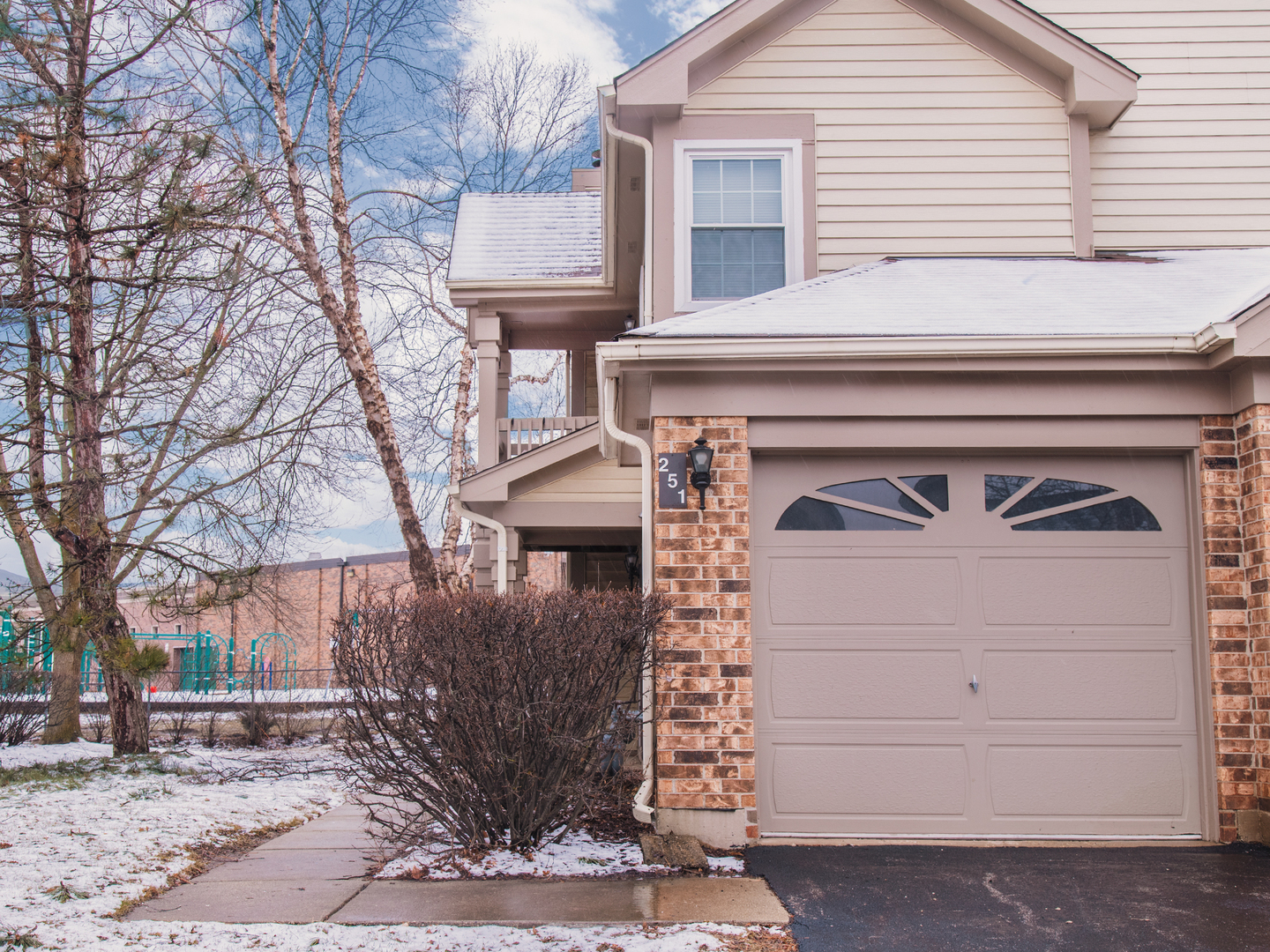 251 Old Oak Court W