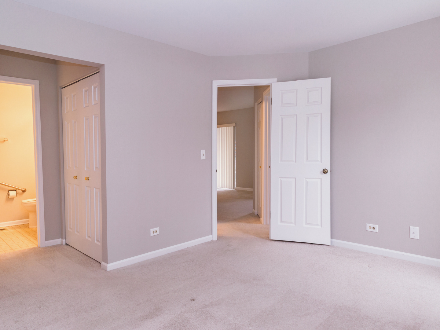251 Old Oak Court W