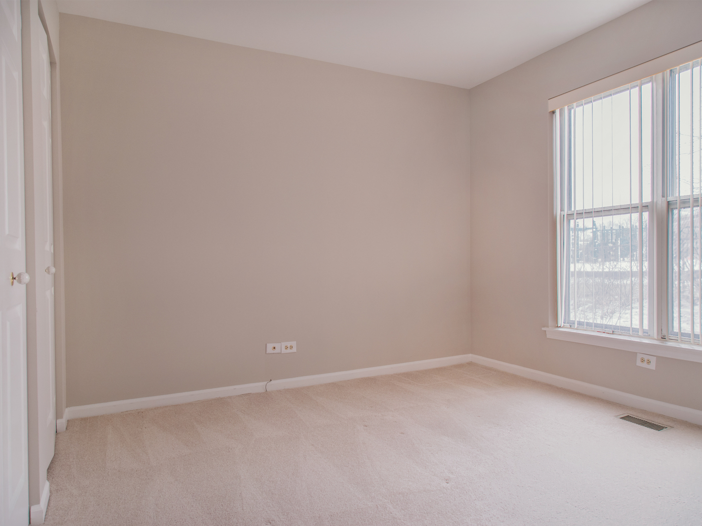 251 Old Oak Court W