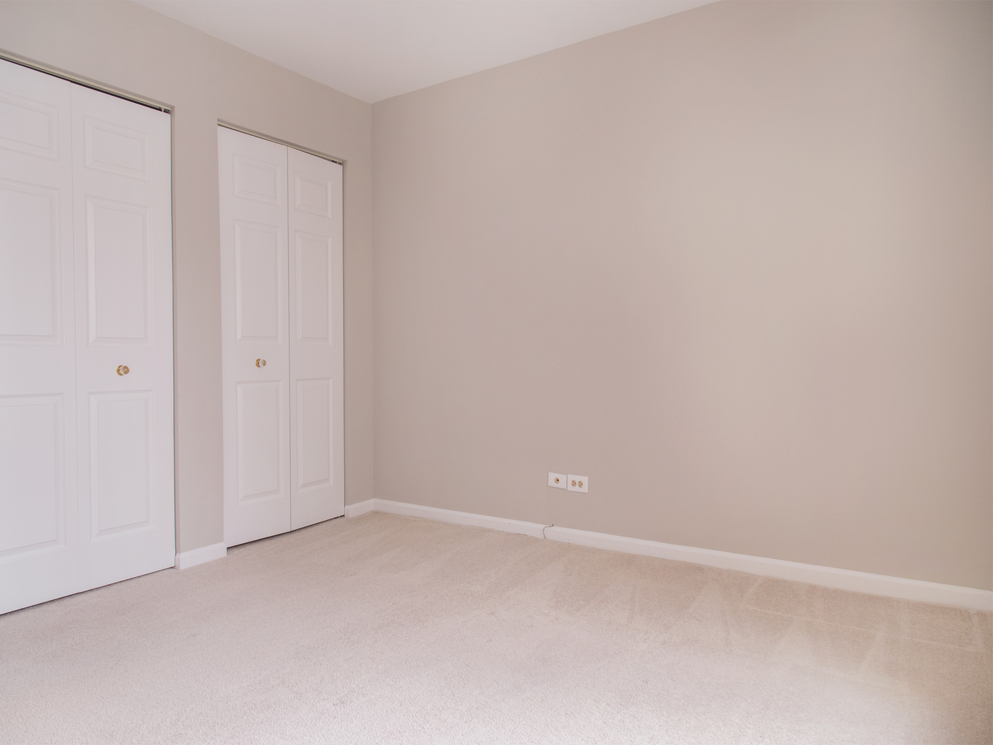 251 Old Oak Court W