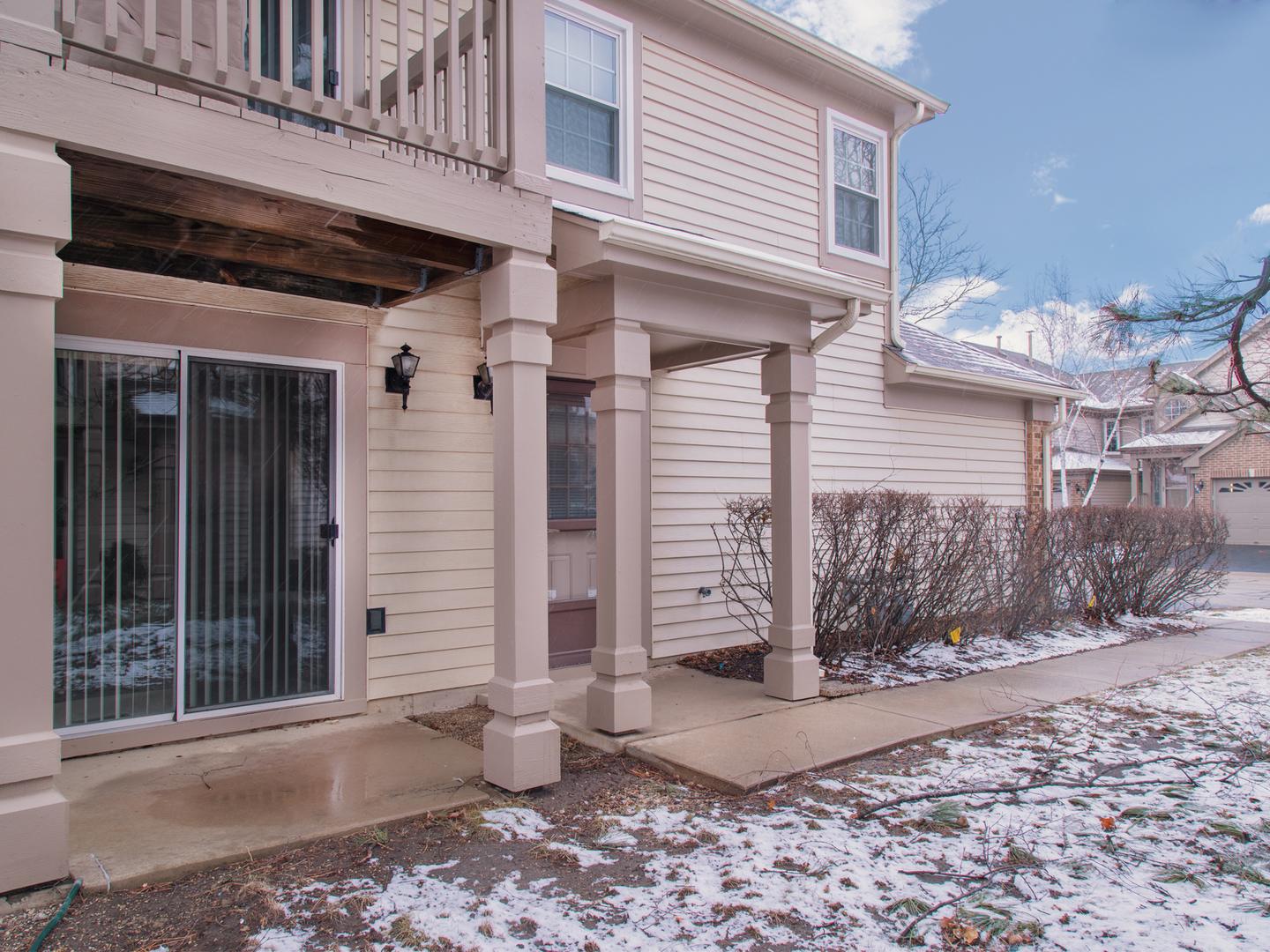 251 Old Oak Court W