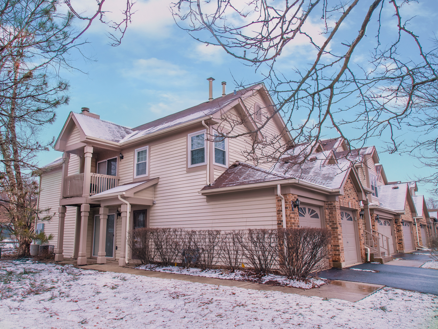 251 Old Oak Court W
