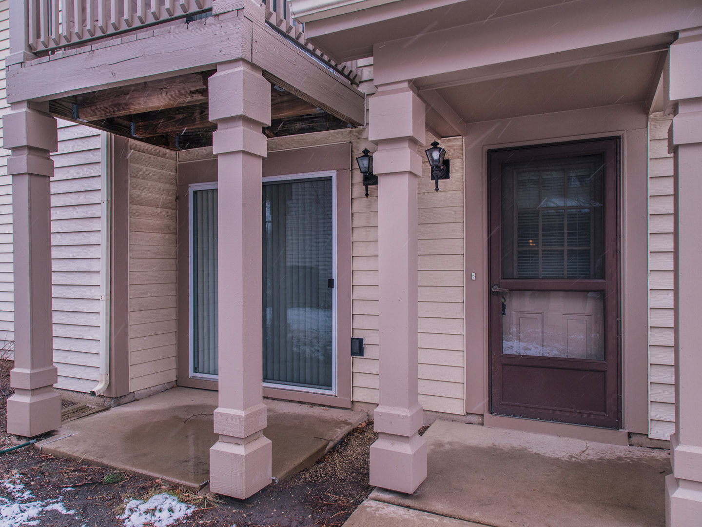 251 Old Oak Court W
