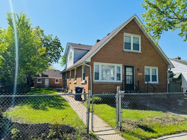 6 House in North Chicago