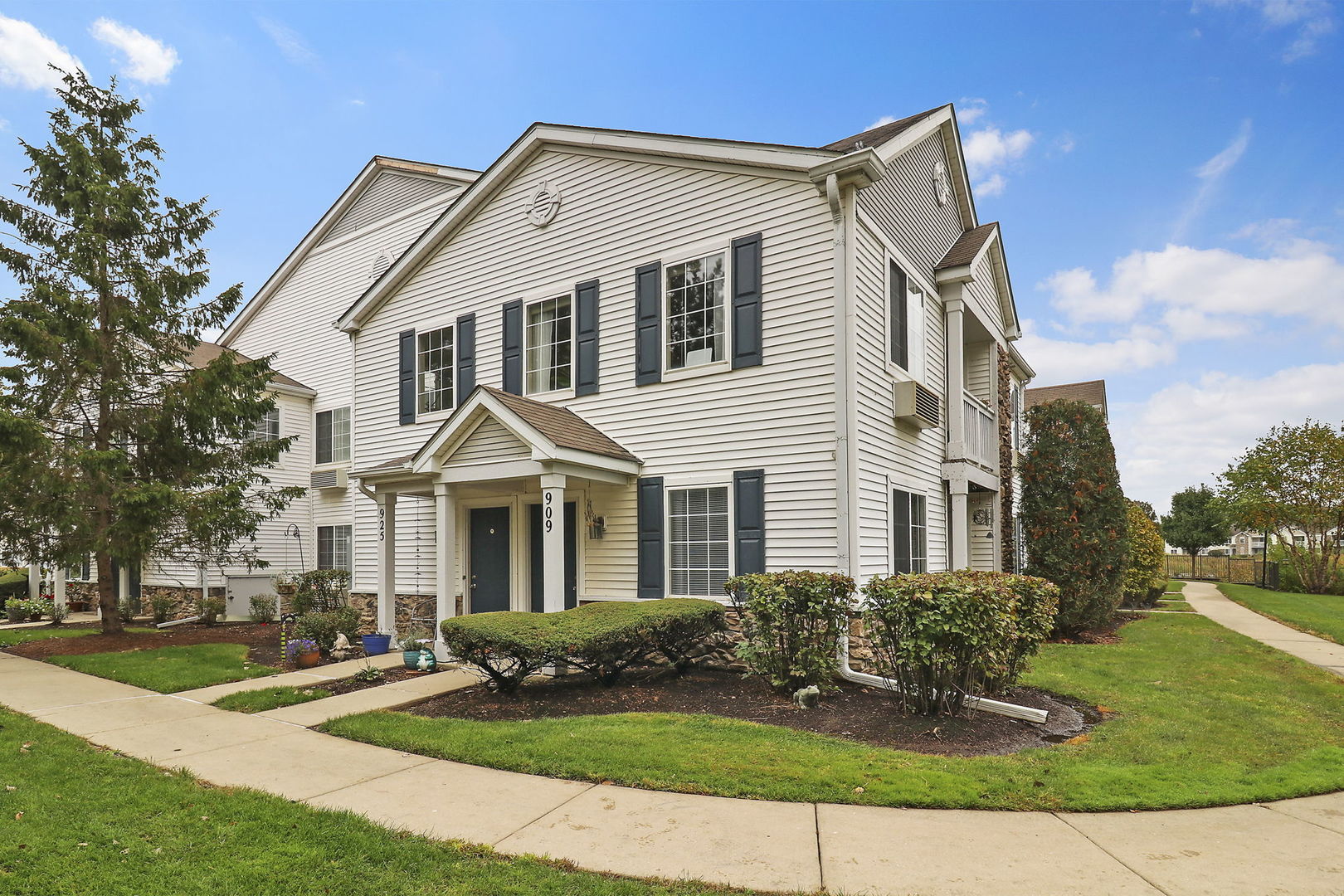 Silverstone Lake in Carpentersville IL Homes for Sale Silverstone