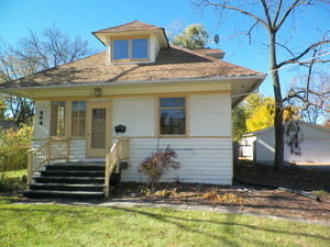 464 Elm Street DEERFIELD, Illinois Great location for this Cape-Cod home with lots of vintage detailing and charm. Home has been expanded and offers lots of space for the price. Great School District. Lot 100X298. Needs some work. ADJUSTED LOT IS FOR SALE ALSO.