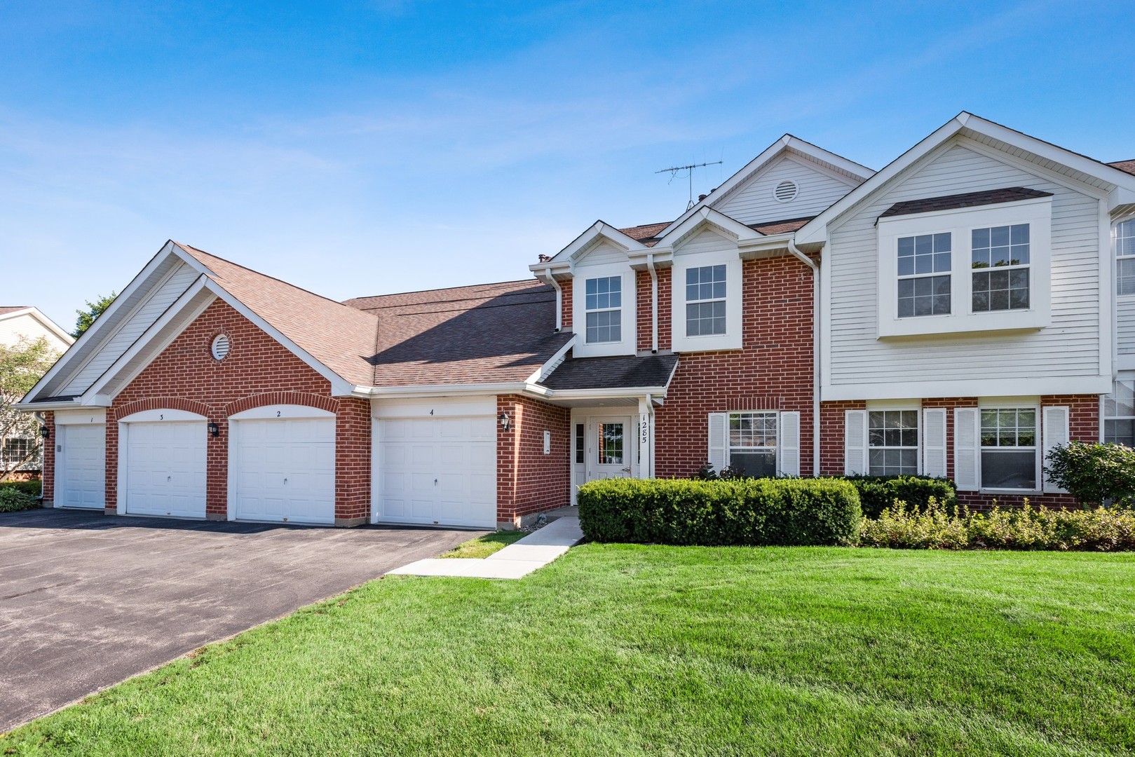 Turnberry Manor in Roselle IL Homes for Sale Turnberry Manor in