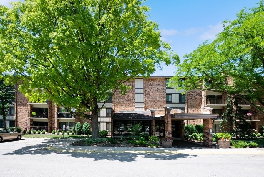 Lake Hinsdale Village in Willowbrook IL Homes for Sale Lake Hinsdale