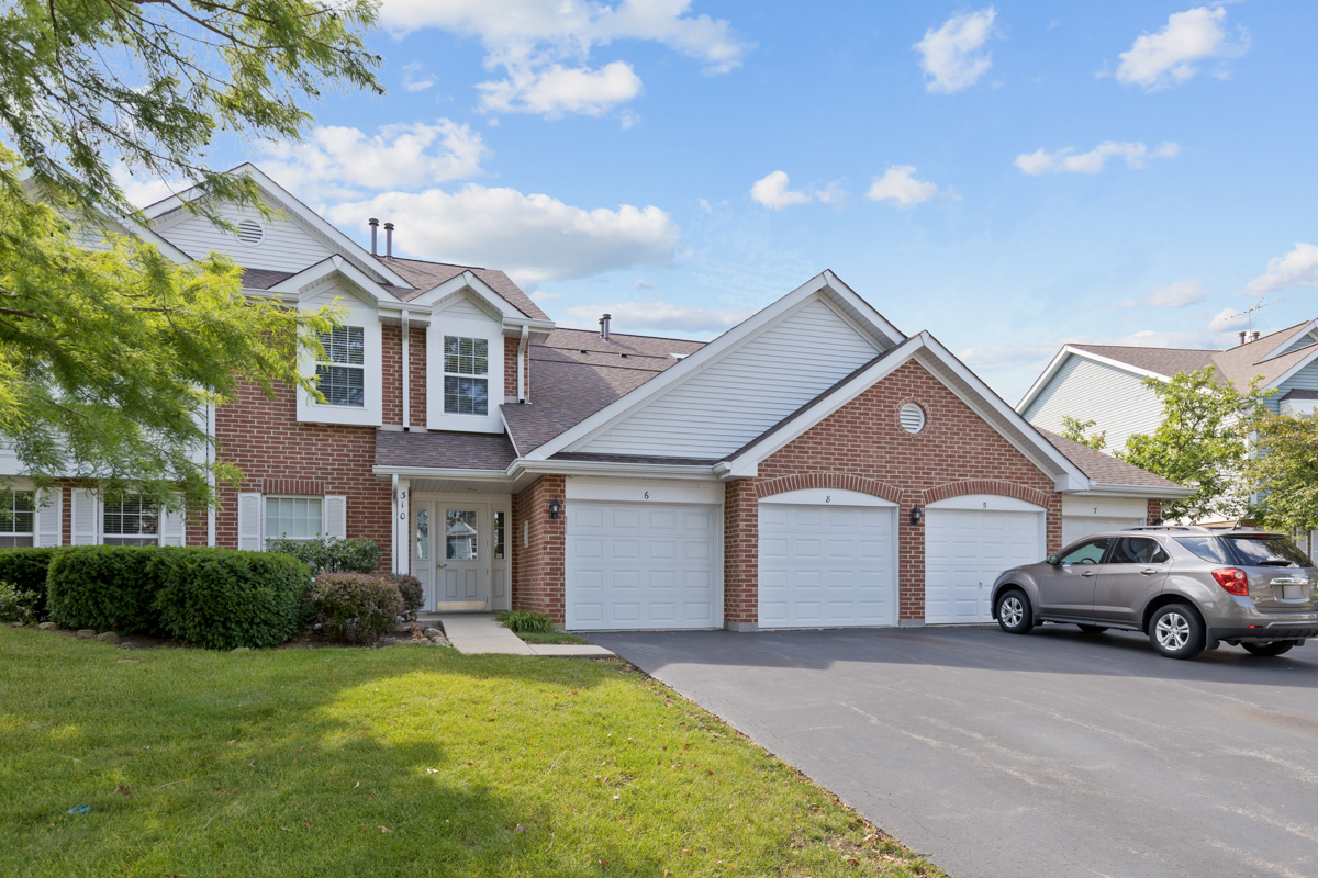 Turnberry Manor in Roselle IL Homes for Sale Turnberry Manor in