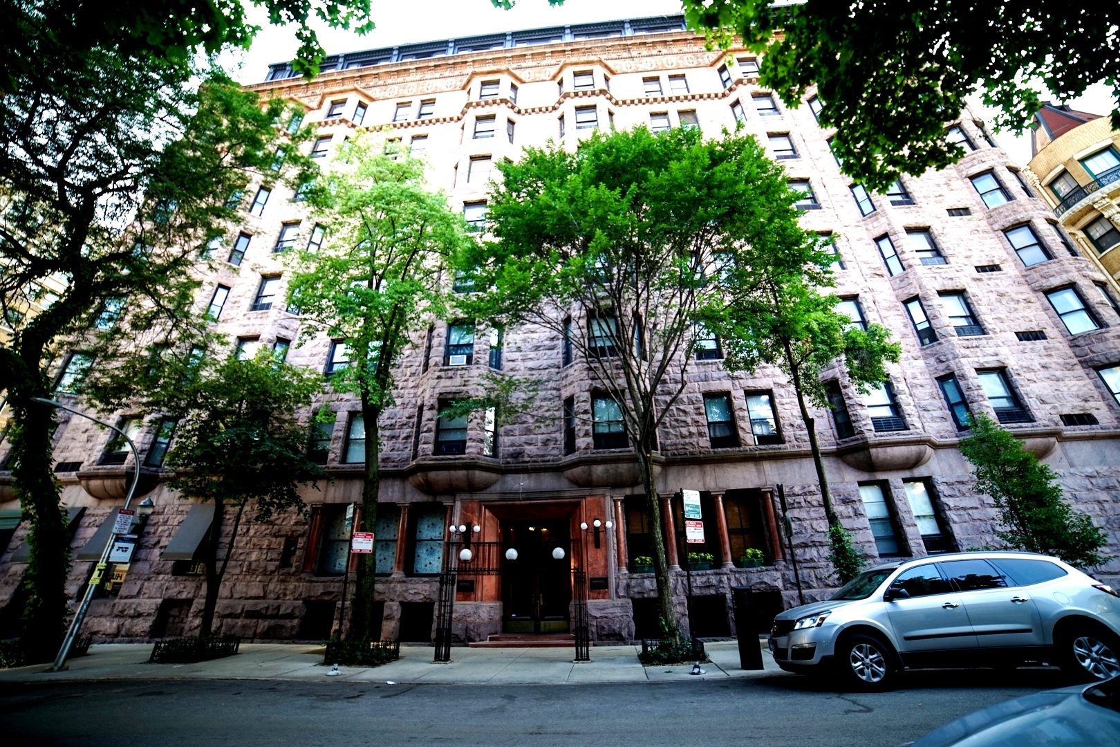 The Brewster, Chicago Reviews & Apartments for Rent