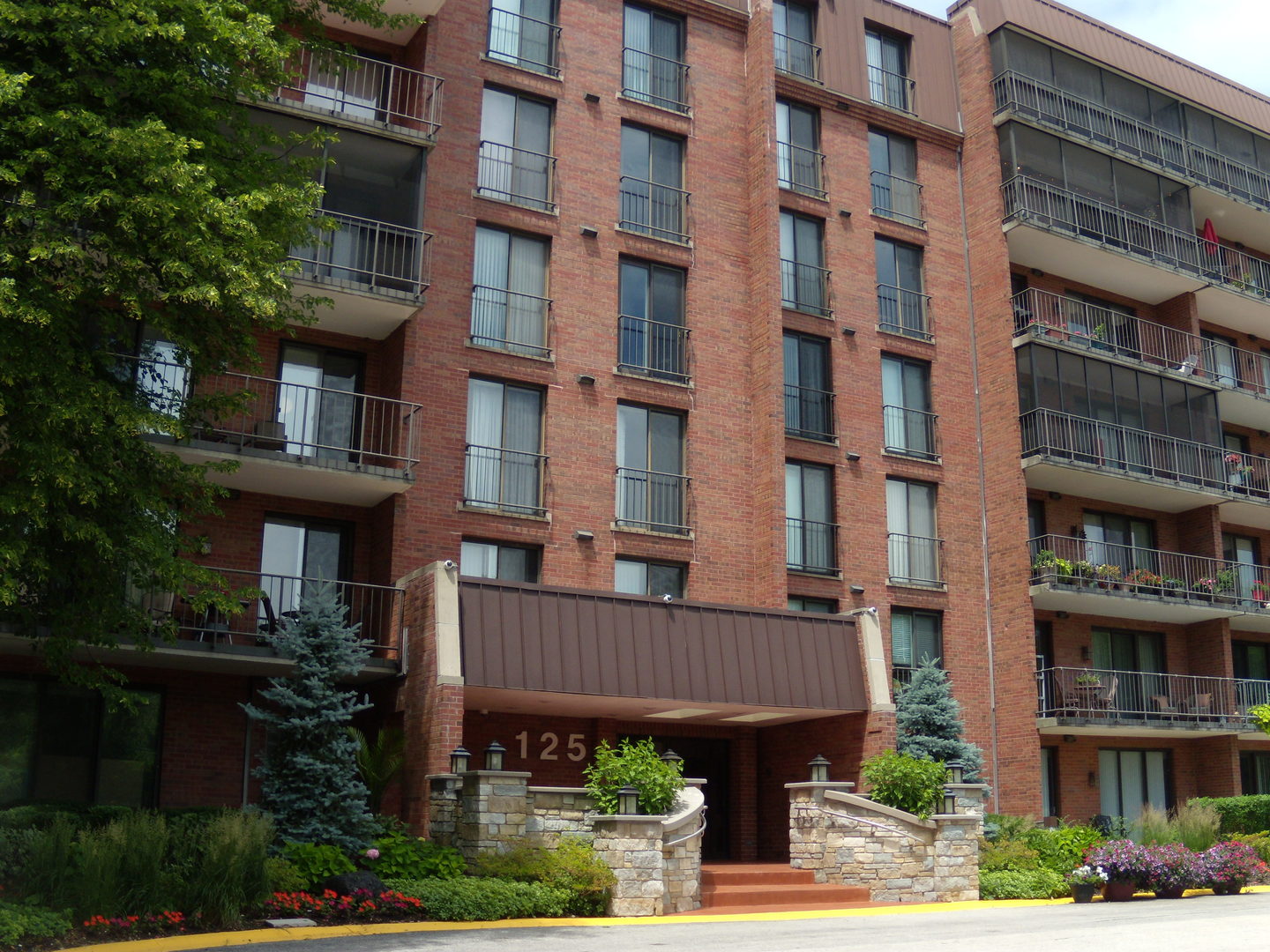 125 Acacia 112, Indian Head Park, IL MLS 10880686 Berkshire