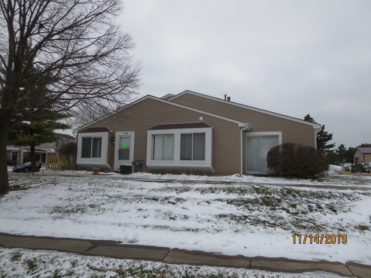 4166 186th Street COUNTRY CLUB HILLS, Illinois TOWN HOME IN A BEAUTIFUL COMMUNITY WITH MANY AMENITIES SUCH AS POOL AND CLUBHOUSE. SOLD AS-IS AND READY FOR A NEW FAMILY. NOT BANK OWNED AND NOT A SHORT SALE, OWNERS ARE LOCAL AND MOTIVATED. THIS HOME IS BEING SOLD AS-IS, SO PLEASE INSPECT PRIOR TO SUBMITTING AN OFFER. PLEASE NOTE: 0% TAX PRORATIONS ARE OFFERED, THE SELLER WILL PAY CURRENT AND ALL PRIOR TAX BUT 0% CREDIT FOR FUTURE BILLS. SPECIAL WARRANTY DEED AT CLOSING. NO SURVEY. FOR FASTER RESPONSE PLEASE USE SELLERS CONTRACT, ADDENDUM AND DISCLOSURES UNDER DOCUMENTS.