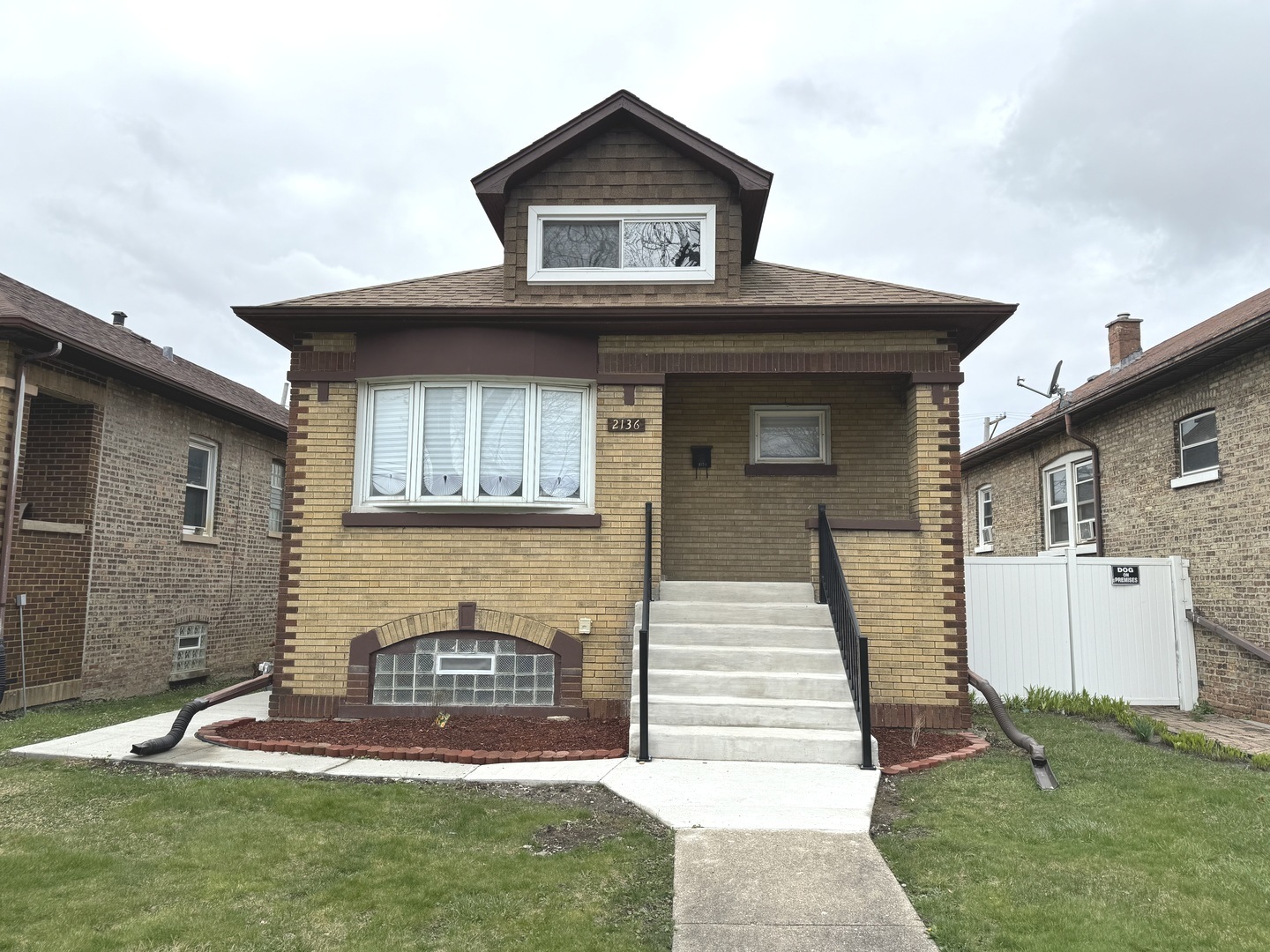2 House in Broadview