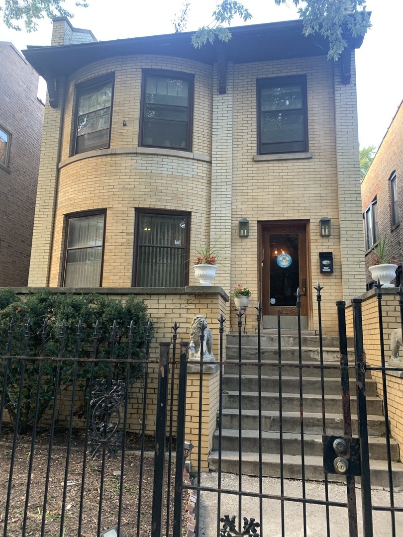 4 Apartment in Uptown