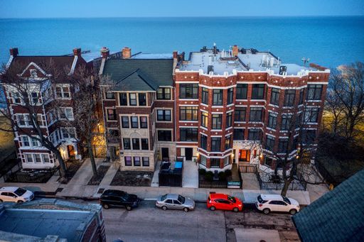 2 Apartment in Rogers Park