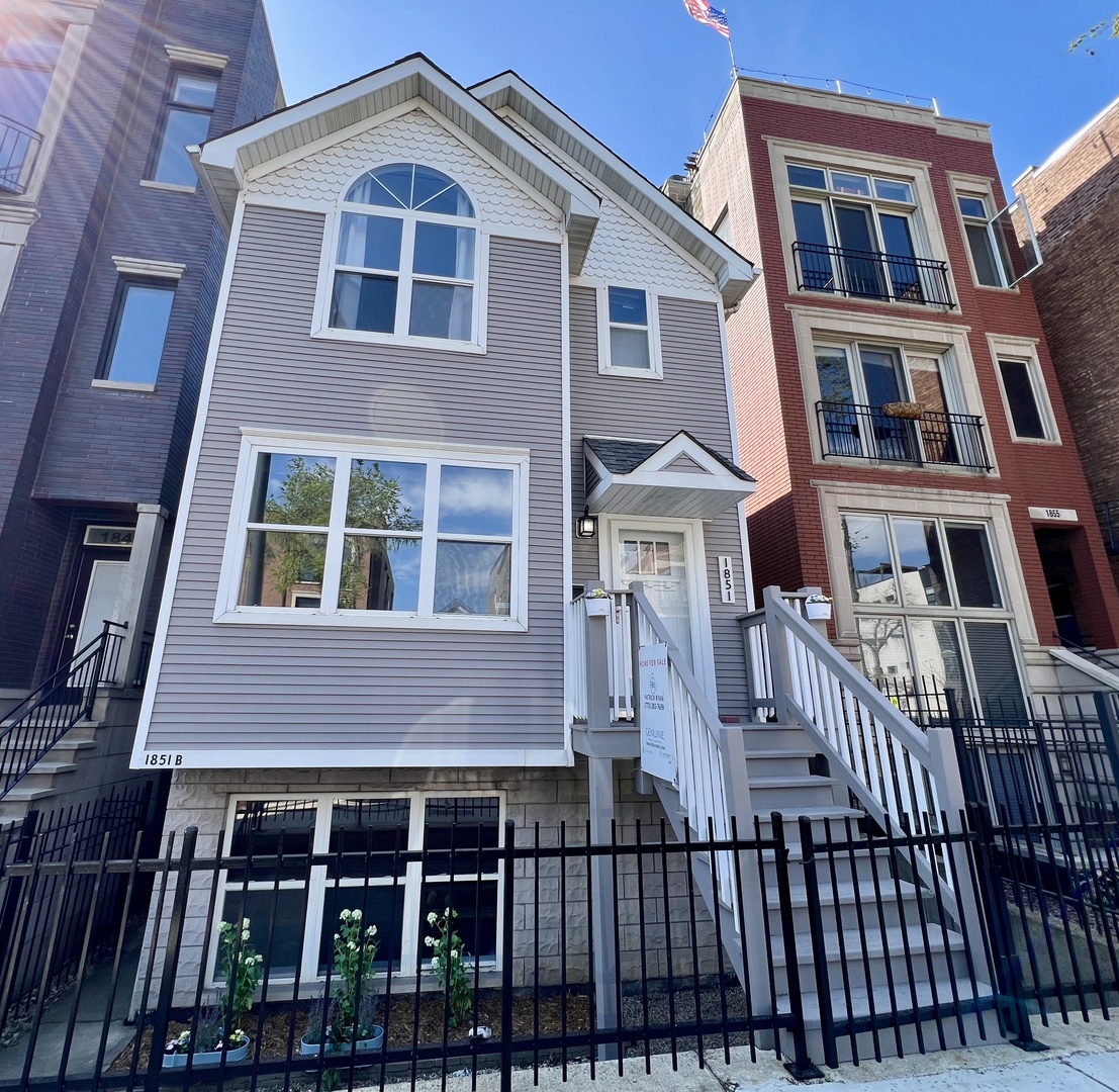 4 House in West Town