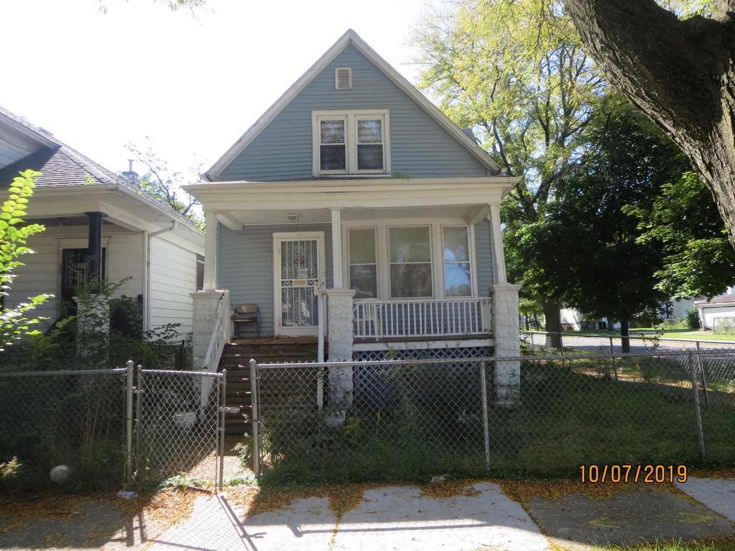 257 108th Street W CHICAGO, Illinois SINGLE FAMILY HOME SOLD AS-IS AND READY FOR A NEW FAMILY. NOT BANK OWNED AND NOT A SHORT SALE, OWNERS ARE LOCAL AND MOTIVATED. THIS HOME IS BEING SOLD AS-IS, SO PLEASE INSPECT PRIOR TO SUBMITTING AN OFFER. PLEASE NOTE: 0% TAX PRORATIONS ARE OFFERED, THE SELLER WILL PAY CURRENT AND ALL PRIOR TAX BUT 0% CREDIT FOR FUTURE BILLS. SPECIAL WARRANTY DEED AT CLOSING. NO SURVEY. FOR FASTER RESPONSE PLEASE USE SELLERS CONTRACT, ADDENDUM AND DISCLOSURES UNDER DOCUMENTS.