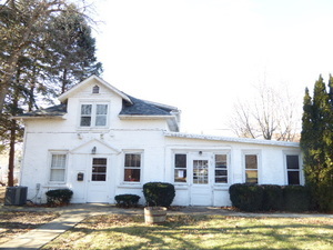 2732 Fort Sheridan Avenue HIGHLAND PARK, Illinois ATTN. INVESTORS AND BUILDERS! GREAT OPPORTUNITY! PROPERTY ONLY A FEW BLOCKS FROM LAKE MICHIGAN. VERY LARGE AND DEEP LOT OVER 15,000 SQ.FT. VALUE IN THE LAND! HOUSE AS A BONUS (GOOD CONDITION!) HOUSE CURRENTLY RENTED. DO NOT DISTURB THE TENANTS.