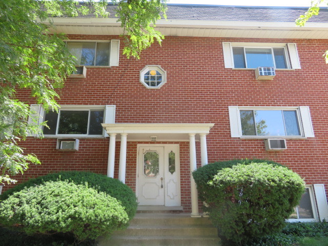 727 S Maple Avenue 303 OAK PARK, Illinois Schedule your appointment to view this unit today!!! 3rd floor apartment ready for rent as of right now - open living room w/window air-conditioner - separate dining room w/ceiling fan - fully appliance kitchen - 1 bedroom w/ceiling fan - 1 full bathroom - intercom - in unit circuit breaker box & hot water heater - electric baseboard heat w/individual controls in each of the rooms - blinds in living room & bedroom - spacious - plenty of storage space - 1-assigned parking space - coin laundry - very convenient location - close to 290 expressway - public transportation: Blue Line = L-Train & Pace Bus - Rush Hospital - Maple Park - tennis courts - Starbucks - shopping & restaurants!!! Do not wait & submit your lease application today!!!