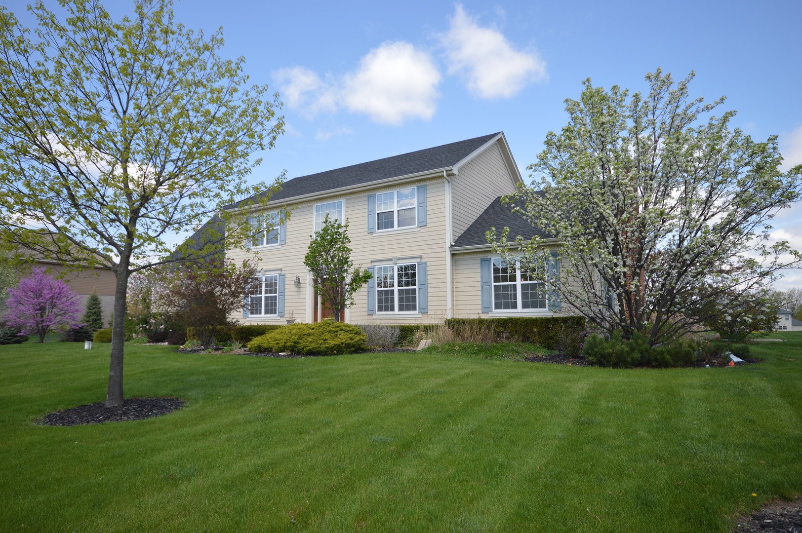 4 Hawthorn Grove Circle Hawthorn Woods, Illinois BEAUTIFUL EXPANDED DORCHESTER MODEL PRIVATELY LOCATED IN THE HAWTHORN GROVE SUBDIVISION! 2 STORY FOYER WELCOMES YOU INTO THE FORMAL LIVING RM W/GORGEOUS HARDWOOD FLOORS & 9' CEILINGS THROUGHOUT THE MAIN LEVEL. BUTLER'S PANTRY LEADS YOU FROM THE DINING RM TO THE ISLAND KITCHEN FEATURING 42" MAPLE CABINETS, STAINLESS APPLIANCES, BREAKFAST BAR, PANTRY, DOUBLE OVEN, & SPACIOUS EAT IN SPACE OVERLOOKING THE PATIO. FAMILY RM W/BRICK FIREPLACE LEADS TO THE OFFICE W/GRANITE DESKS & CUSTOM BUILT INS. MASTER SUITE FEATURES FRENCH DOORS, CEILING FAN, 3 CLOSETS & ENSUITE OFFERING DOUBLE SINKS, SEP SHOWER & WHIRLPOOL. 3 ADDITIONAL BEDROOMS FEATURE CEILING FANS & SHARE A FULL BATH. FINISHED BASEMENT HAS A 5TH BR, REC RM, KITCHENETTE, STORAGE RM & UTILITY RM. CROWN MOLDING, RECESSED LIGHTS, TONS OF ORGANIZED STORAGE, 3 CAR ATTACHED GARAGE & MORE! THIS HOME IS PERFECT FOR ANY FAMILY. FABULOUS BACKYARD W/BRICK PAVER PATIO IS GREAT FOR OUTDOOR ACTIVITIES & ENTERTAINING. AWARD WINNING HS DISTRICT 125!