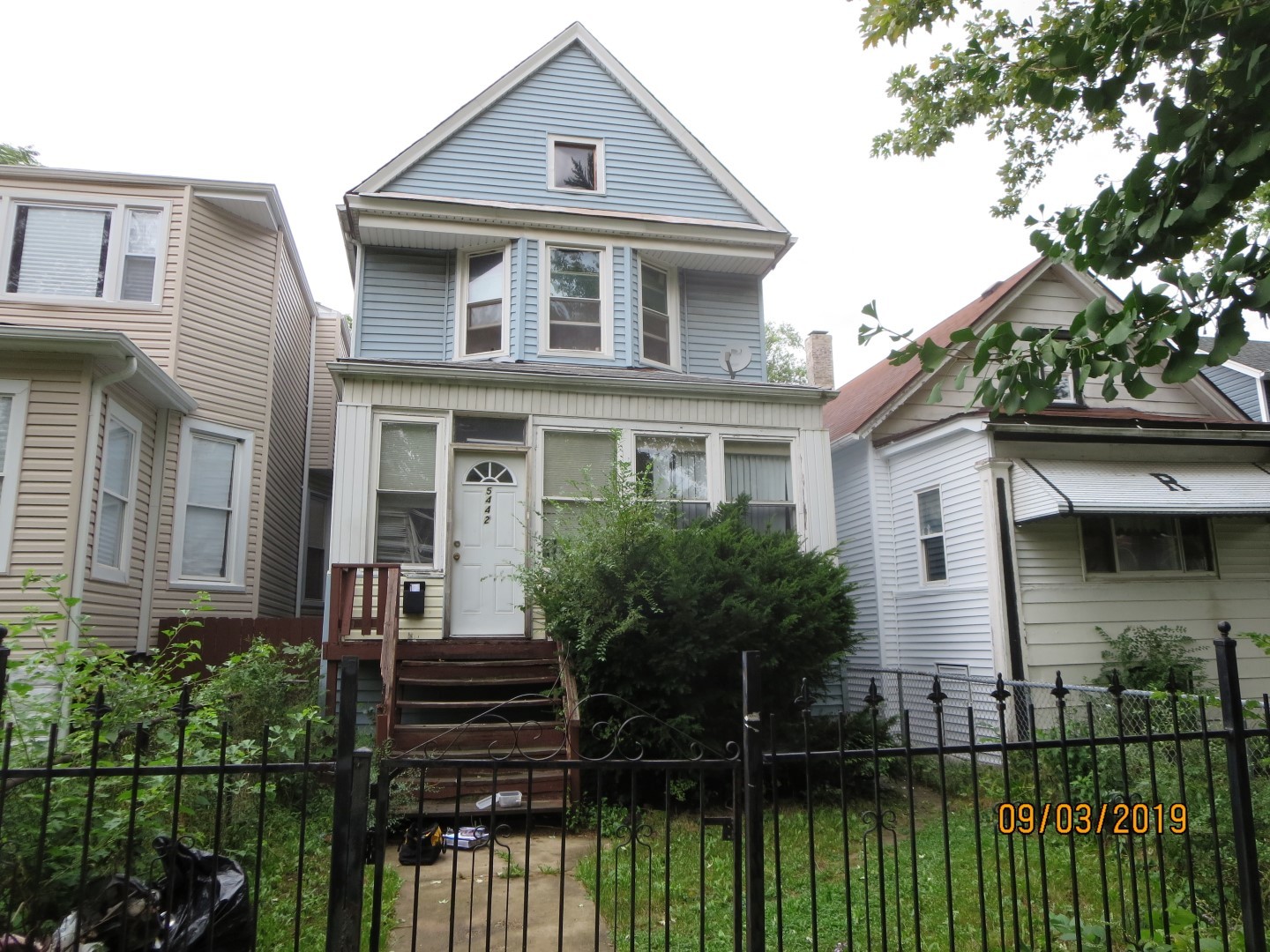 5442 Race Avenue W CHICAGO, Illinois SINGLE FAMILY HOME SOLD AS-IS AND READY FOR A NEW FAMILY. NOT BANK OWNED AND NOT A SHORT SALE, OWNERS ARE LOCAL AND MOTIVATED. THIS HOME IS BEING SOLD AS-IS, SO PLEASE INSPECT PRIOR TO SUBMITTING AN OFFER. PLEASE NOTE: 0% TAX PRORATIONS ARE OFFERED, THE SELLER WILL PAY CURRENT AND ALL PRIOR TAX BUT 0% CREDIT FOR FUTURE BILLS. SPECIAL WARRANTY DEED AT CLOSING. NO SURVEY. FOR FASTER RESPONSE PLEASE USE SELLERS CONTRACT, ADDENDUM AND DISCLOSURES UNDER DOCUMENTS.