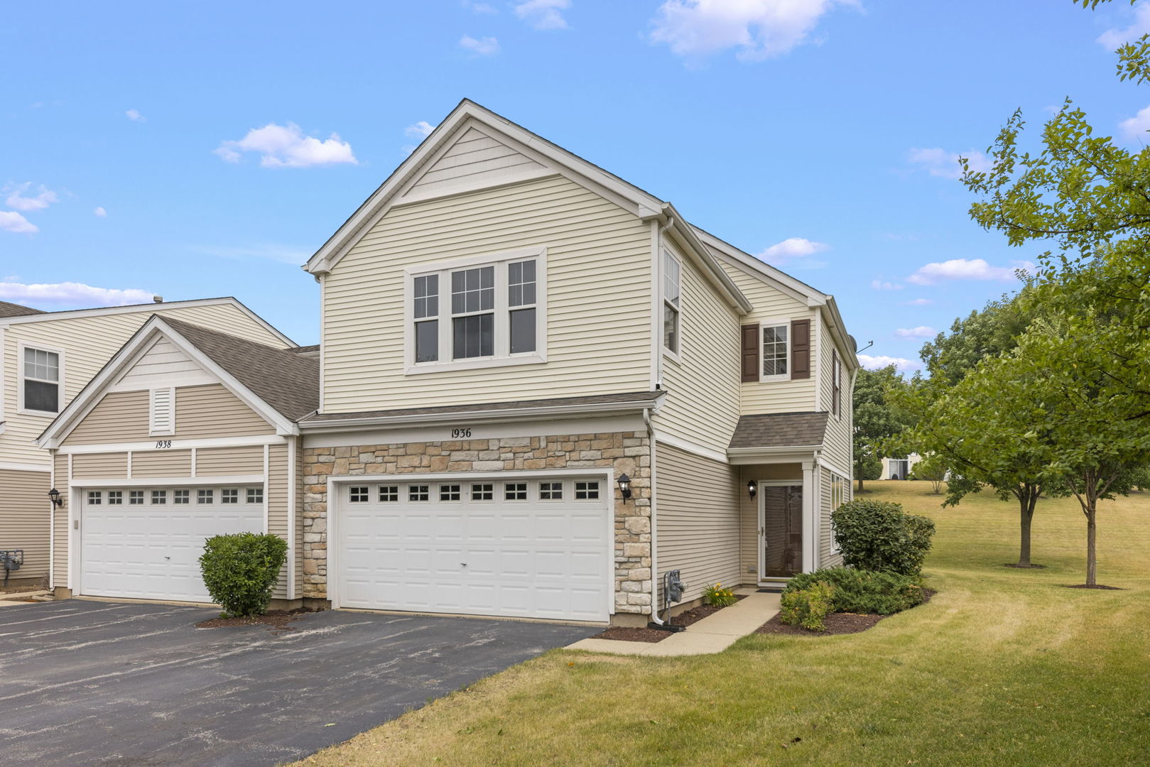 Silverstone Lake in Carpentersville IL Homes for Sale Silverstone Lake in Carpentersville Real