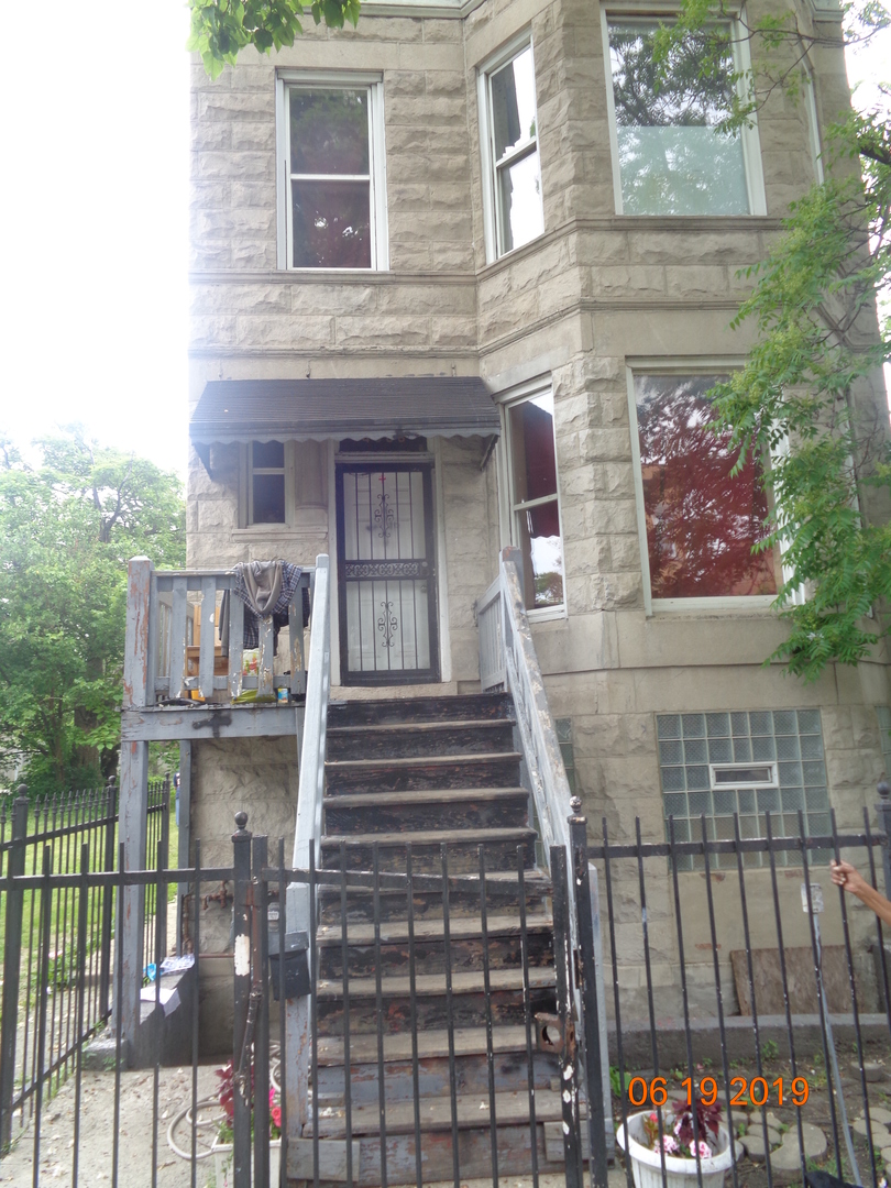 4006 Adams Street W CHICAGO, Illinois CLASSIC BRICK 2 FLAT, WITH BASEMENT SET UP FOR A POSSIBLE ADDITIONAL UNIT. SOLD AS-IS AND READY FOR A NEW FAMILY. THIS HOME IS BEING SOLD AS-IS BUT IS NOT BANK OWNED AND NOT A SHORT SALE. LOCALLY OWNED AND MOTIVATED TO SELL. PLEASE INSPECT PRIOR TO SUBMITTING AN OFFER. PLEASE NOTE: 0% TAX PRORATIONS ARE OFFERED, THE SELLER WILL PAY CURRENT AND ALL PRIOR TAX BUT 0% CREDIT FOR FUTURE BILLS. SPECIAL WARRANTY DEED AT CLOSING. NO SURVEY. FOR FASTER RESPONSE PLEASE USE SELLERS CONTRACT, ADDENDUM AND DISCLOSURES UNDER DOCUMENTS. NO CALLS .