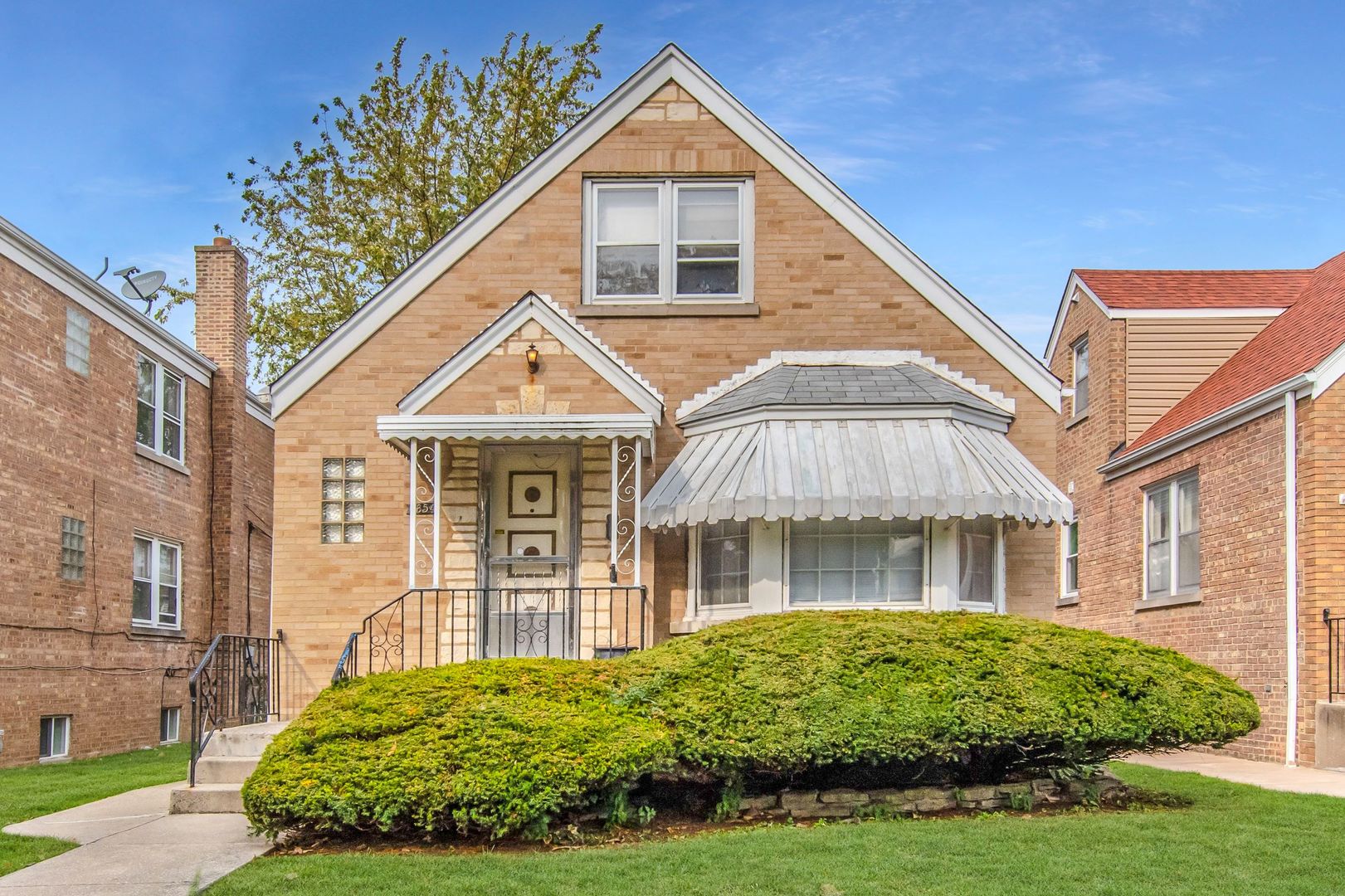 4854 W Waveland , Chicago, IL | MLS# 10888907 | Berkshire Hathaway ...