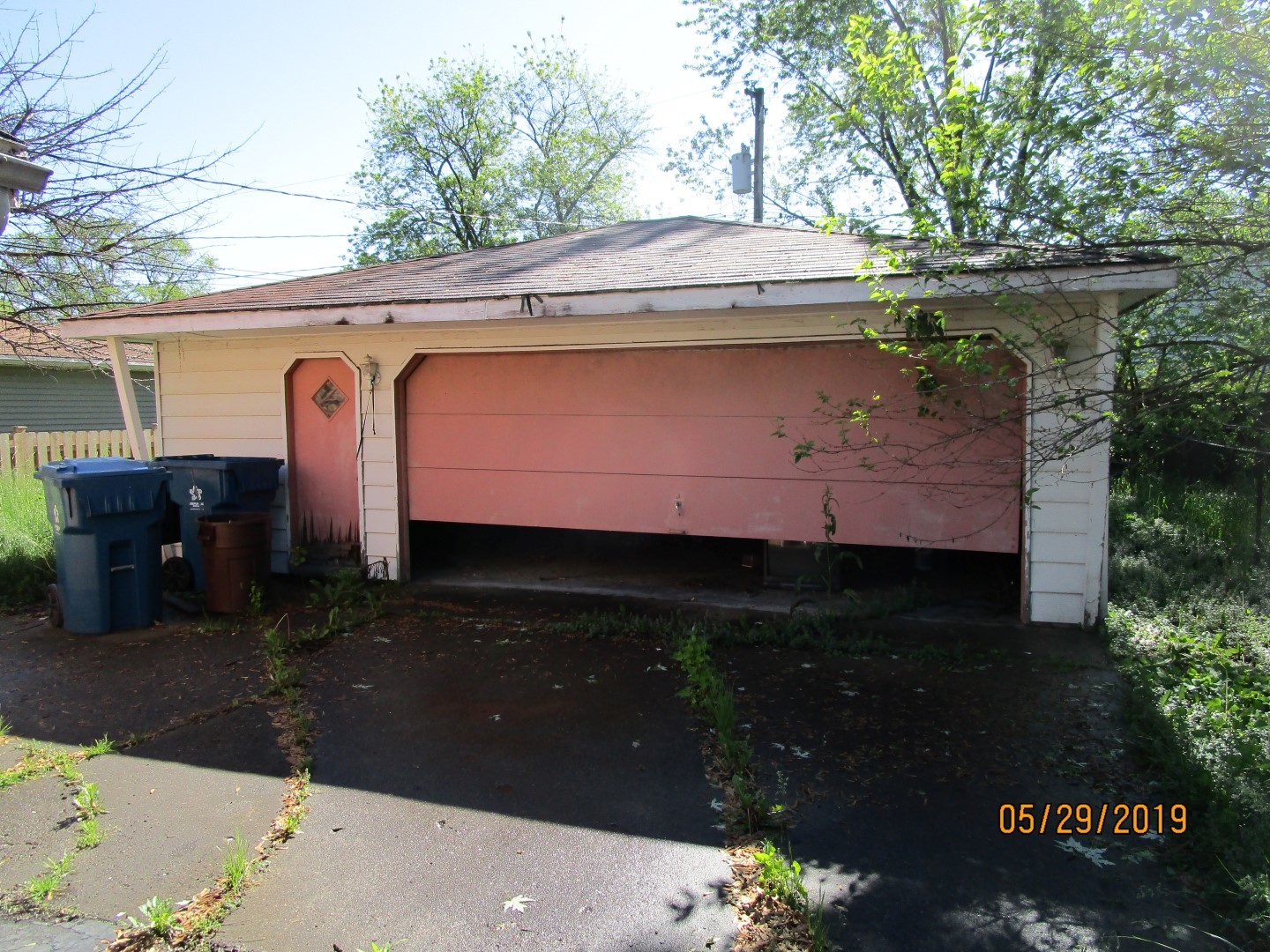 3033 Florence Avenue STEGER, Illinois SINGLE FAMILY HOME SOLD AS-IS AND READY FOR A NEW FAMILY. NOT BANK OWNED AND NOT A SHORT SALE, OWNERS ARE LOCAL AND MOTIVATED. THIS HOME IS BEING SOLD AS-IS, SO PLEASE INSPECT PRIOR TO SUBMITTING AN OFFER. PLEASE NOTE: 0% TAX PRORATIONS ARE OFFERED, THE SELLER WILL PAY CURRENT AND ALL PRIOR TAX BUT 0% CREDIT FOR FUTURE BILLS. SPECIAL WARRANTY DEED AT CLOSING. NO SURVEY. FOR FASTER RESPONSE PLEASE USE SELLERS CONTRACT, ADDENDUM AND DISCLOSURES UNDER DOCUMENTS