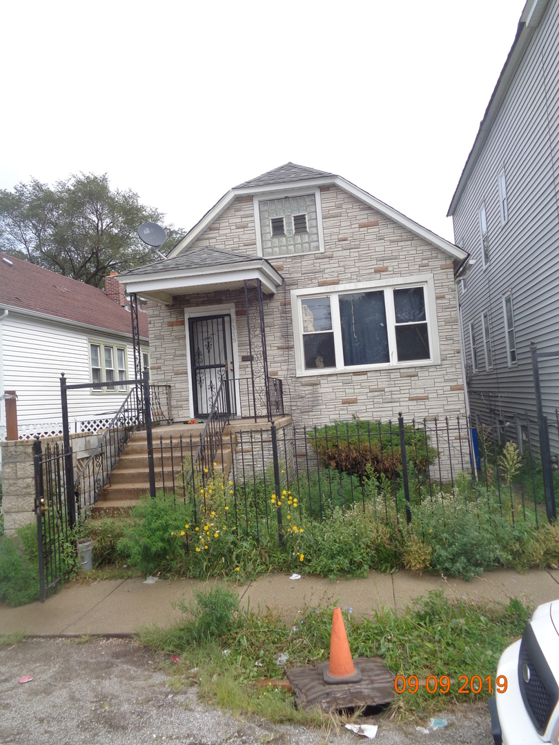 8319 Commercial Avenue S CHICAGO, Illinois SINGLE FAMILY HOME SOLD AS-IS AND READY FOR A NEW FAMILY. NOT BANK OWNED AND NOT A SHORT SALE, OWNERS ARE LOCAL AND MOTIVATED. THIS HOME IS BEING SOLD AS-IS, SO PLEASE INSPECT PRIOR TO SUBMITTING AN OFFER. PLEASE NOTE: 0% TAX PRORATIONS ARE OFFERED, THE SELLER WILL PAY CURRENT AND ALL PRIOR TAX BUT 0% CREDIT FOR FUTURE BILLS. SPECIAL WARRANTY DEED AT CLOSING. NO SURVEY. FOR FASTER RESPONSE PLEASE USE SELLERS CONTRACT, ADDENDUM AND DISCLOSURES UNDER DOCUMENTS.